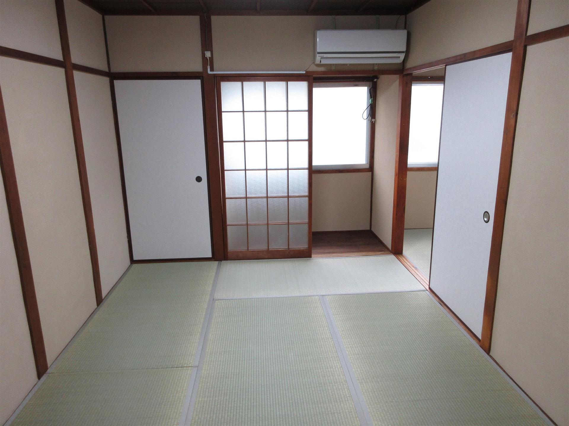 居室・リビング　東側の和室には1間の板間れがあります