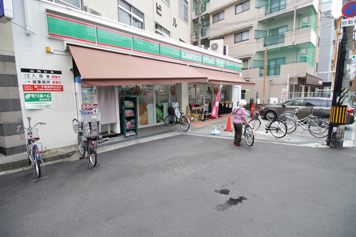 コンビニ　ローソンストア100（コンビニ）まで700m