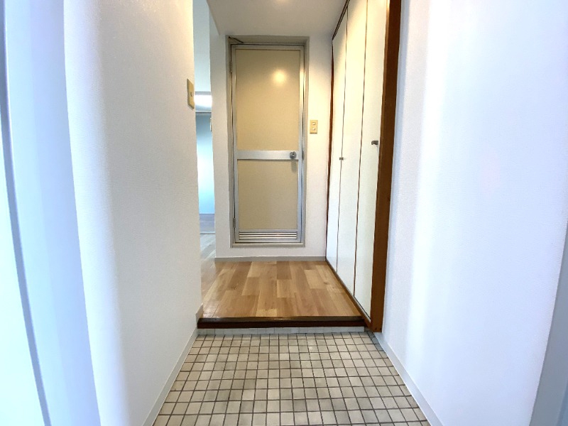玄関　玄関を一歩入ると・・・こんな感じです。