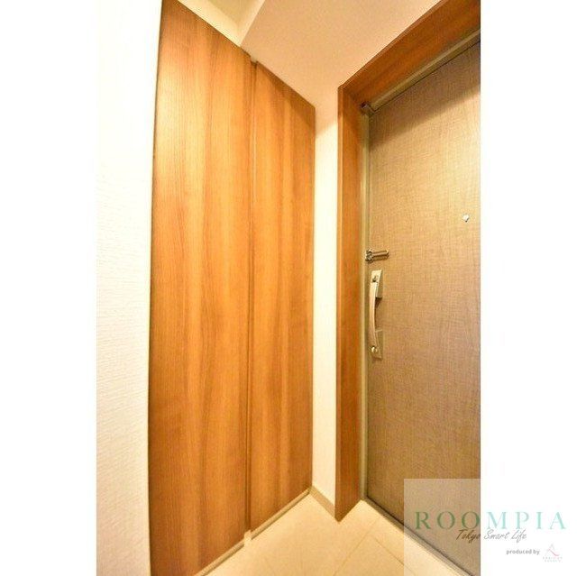 玄関　同タイプの別のお部屋です