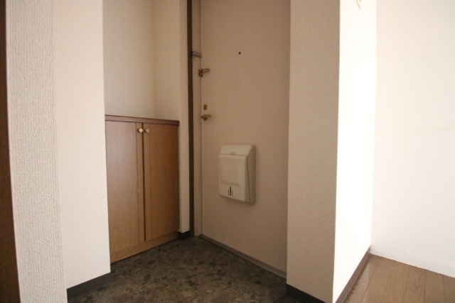 玄関　※別室の参考写真の為、現況優先です。