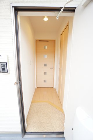 玄関　※同物件・反転タイプの写真です。