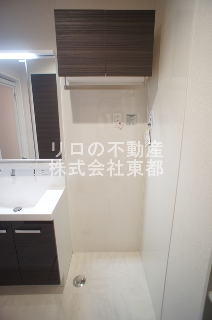 その他　洗濯機置場上部には収納棚が設置されているので便利ですね♪