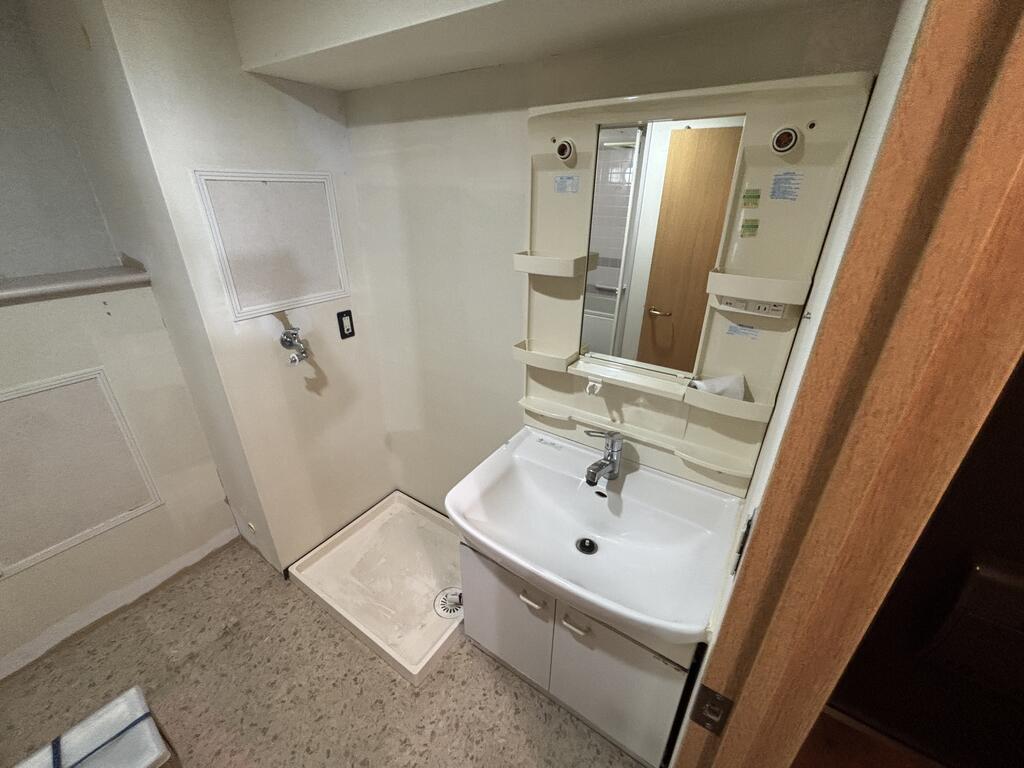 洗面設備　※同物件、別部屋の写真です。