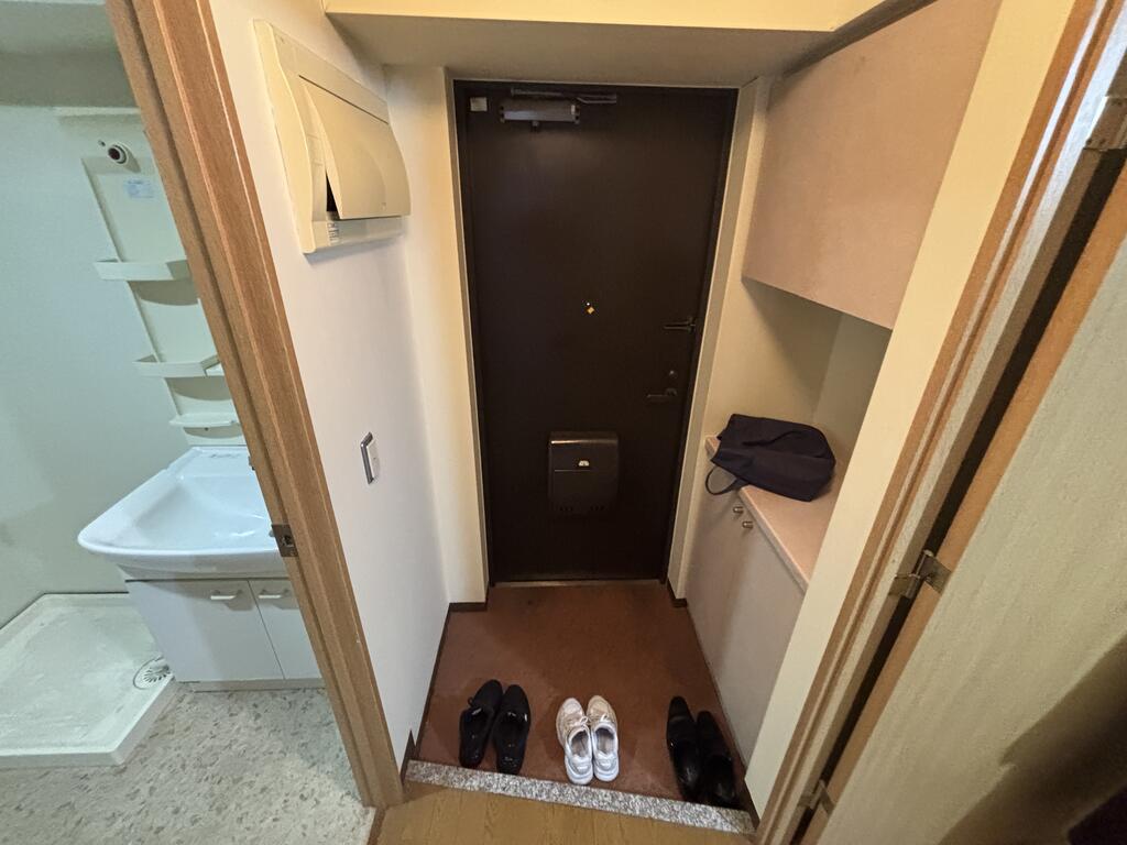 玄関　※同物件、別部屋の写真です。