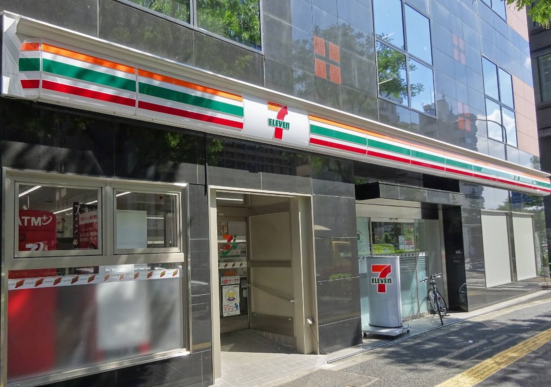 コンビニ　セブンイレブン御成門駅北店（コンビニ）まで73m