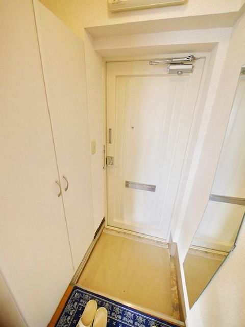 玄関　同物件別部屋写真