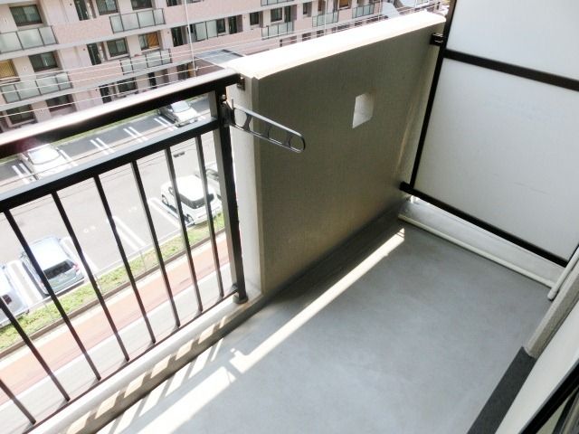 バルコニー　バルコニーも広めです。