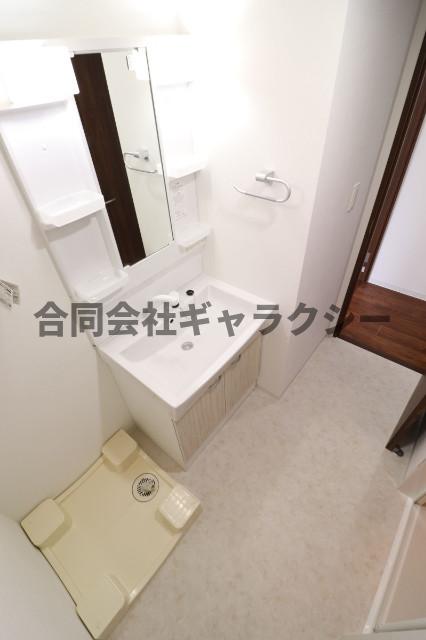 洗面設備　広々とした脱衣スペースです