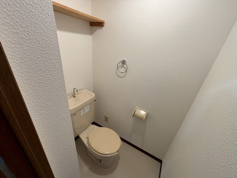 トイレ　こちらはトイレです。清潔感があり、安心して使用できます。