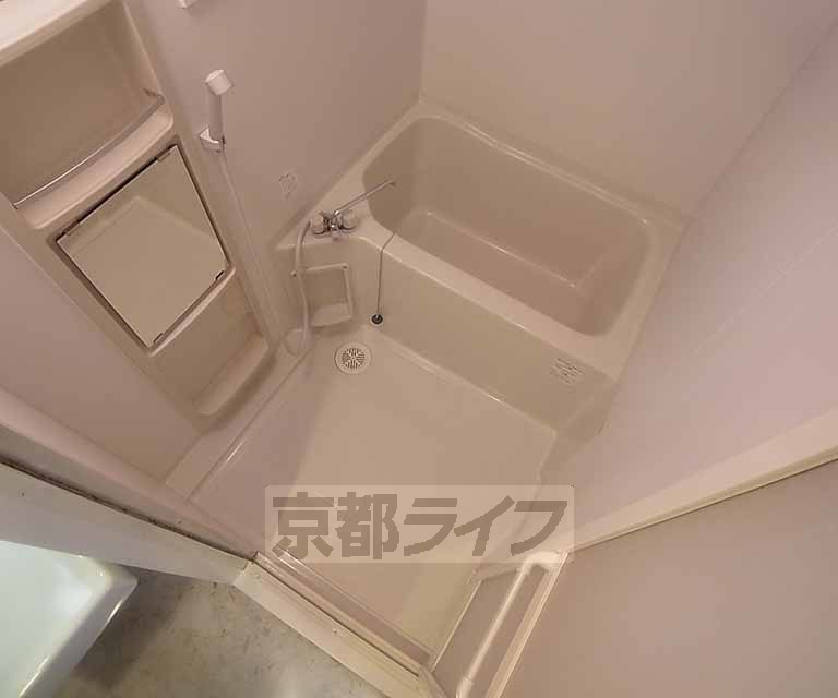 バス・シャワールーム　ゆったりセパレートの浴室です。