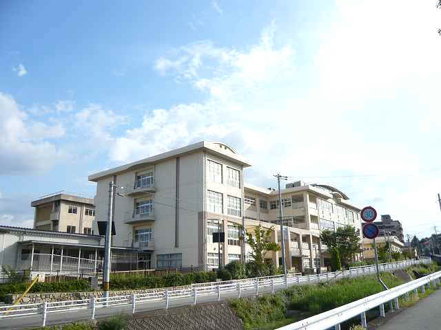 小学校　宝塚市立宝塚第一小学校（小学校）まで749m