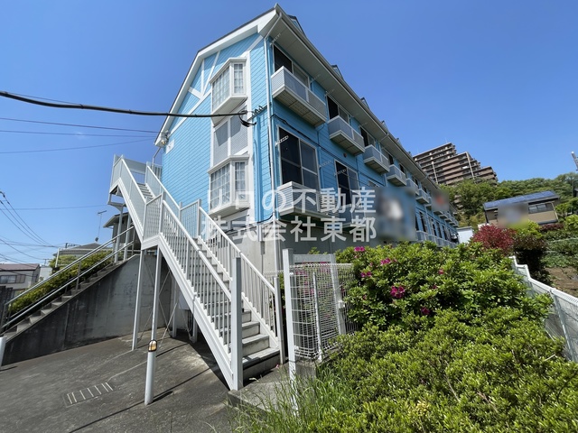 建物外観　スカイブルーの明るい外観です！