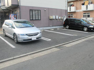 駐車場　アスファルト舗装の駐車場です。