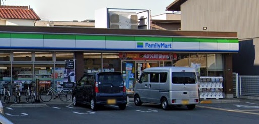 コンビニ　ファミリーマート 江坂町二丁目店（コンビニ）まで423m