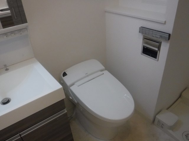 トイレ　他のお部屋の参考写真となります。