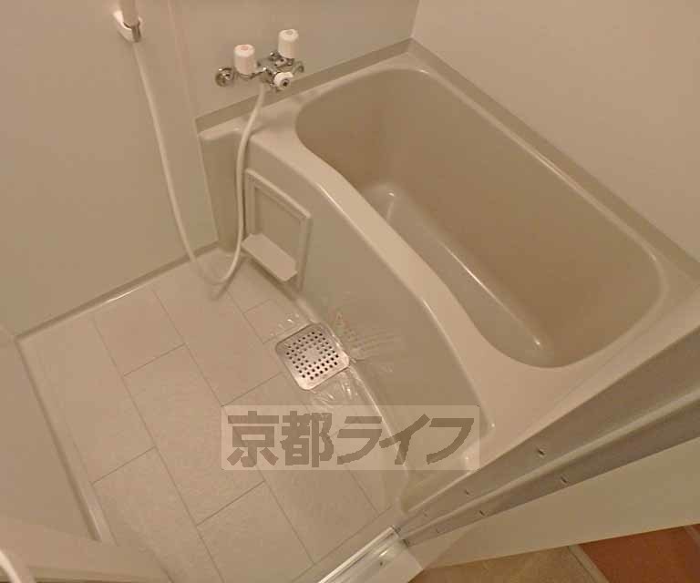 バス・シャワールーム　スッキリとした浴室です。