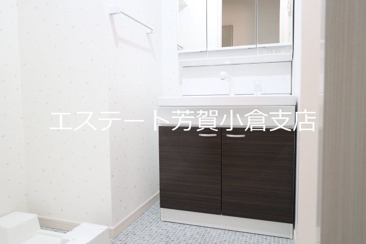 洗面設備　スタイリングを確認しやすい3面鏡♪鏡背面は収納になっています