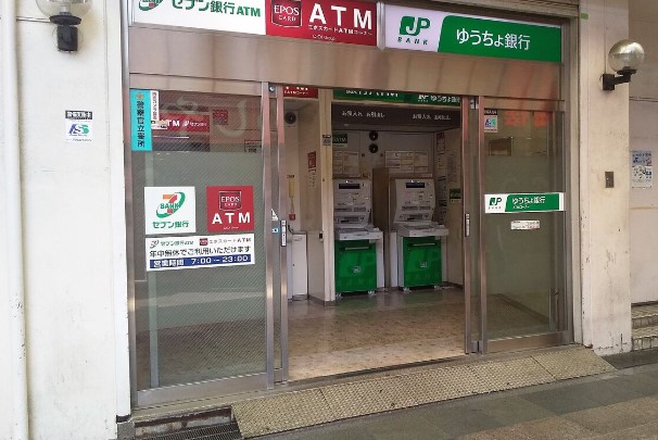 銀行　ゆうちょ銀行大阪支店高槻阪急内出張所（銀行）まで739m