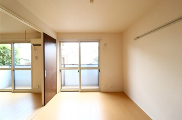居室・リビング　同建物別部屋写真