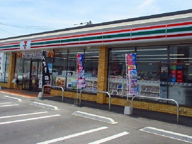 コンビニ　セブンイレブン（コンビニ）まで700m