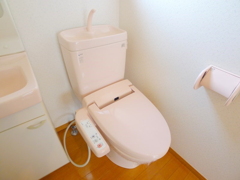 トイレ　温水洗浄便座付きで、快適にお使いいただけます。