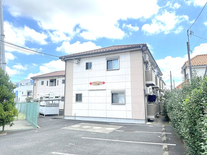 建物外観　スーパー・ドラッグストアが近く、暮らしやすい住環境