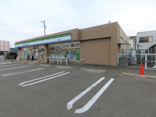 コンビニ　ファミリーマート　岸和田並松店（コンビニ）まで720m