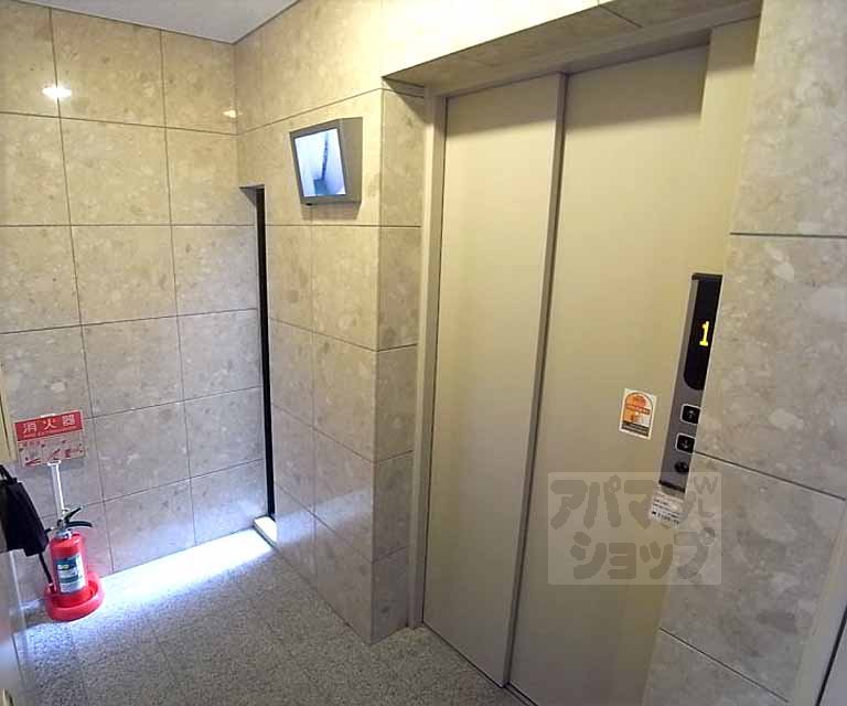 その他　モニター付きエレベーター