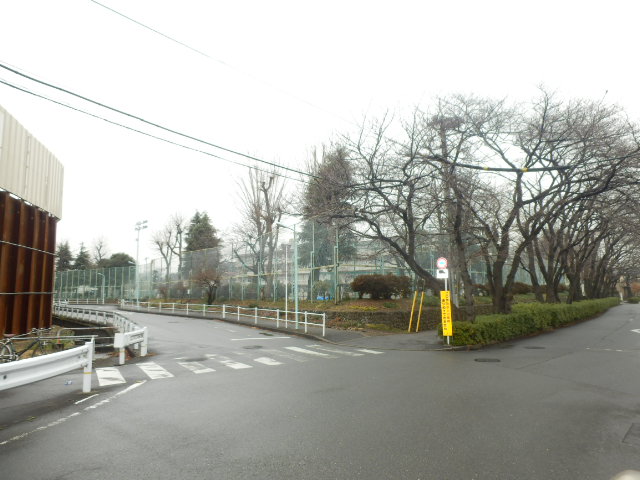 中学校　国立市立第三中学校（中学校）まで976m