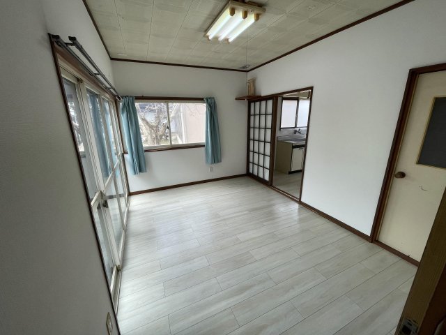 その他部屋・スペース　1階6帖洋室。明るいお部屋