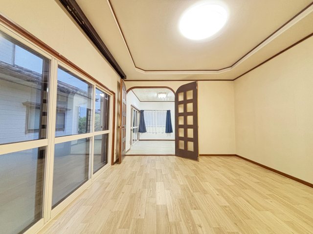 居室・リビング　広い10帖洋室、エアコン完備