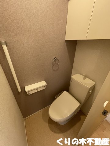 トイレ　落ち着いた色調のトイレです