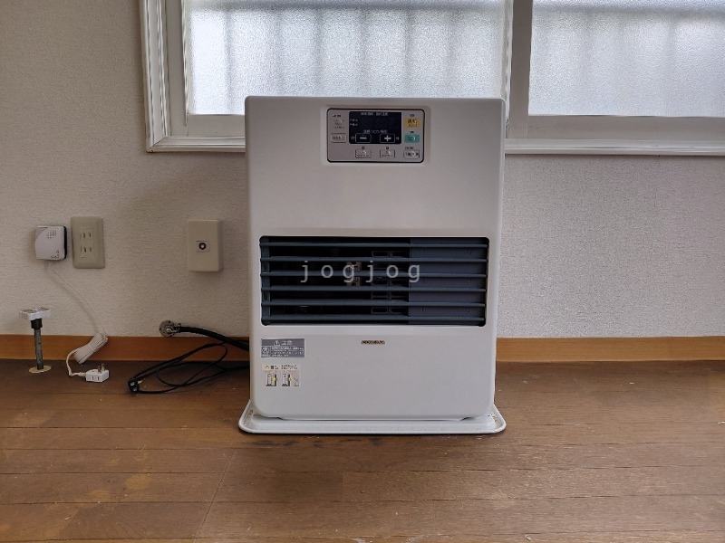 セキュリティ　冬はあったか石油ストーブです。