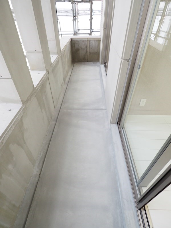 バルコニー　写真は建築中の時のものです。