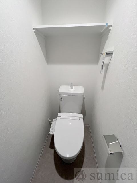 トイレ　人気アイテムの温水洗浄便座。清潔感のあるトイレです。