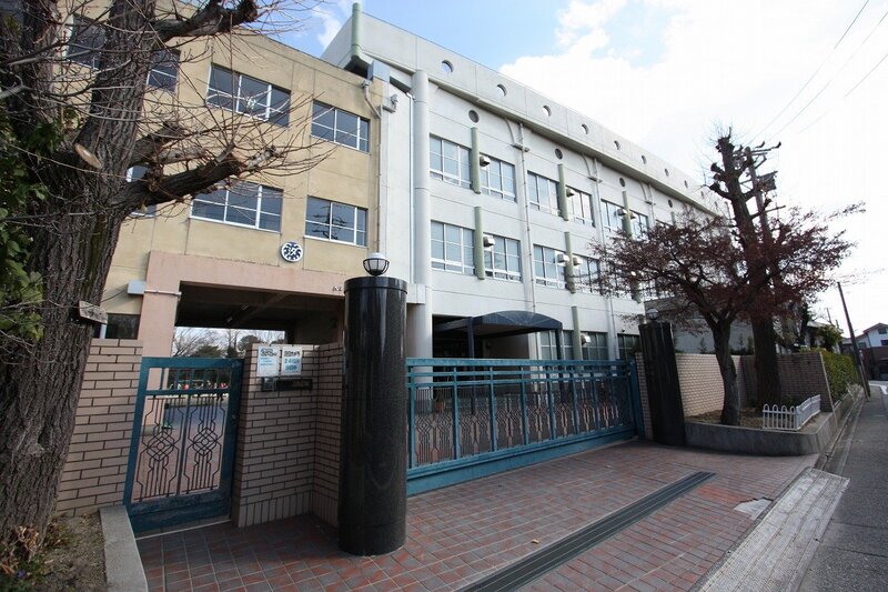 小学校　名古屋市立汐路小学校（小学校）まで203m