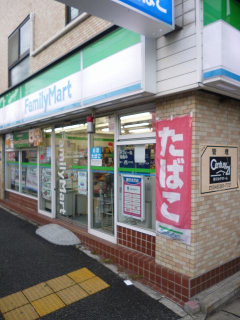 コンビニ　ファミリーマート　南太田4丁目店（コンビニ）まで561m