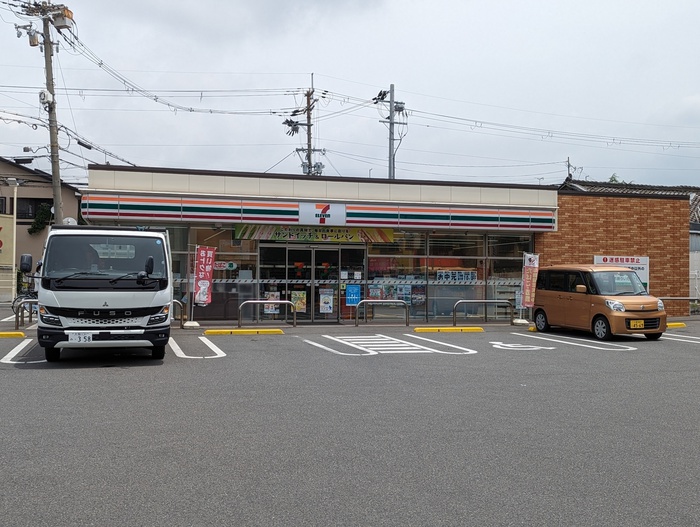 コンビニ　セブンイレブン（コンビニ）まで519m