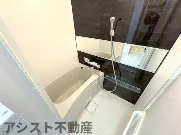 バス・シャワールーム　落ち着いた空間のお風呂です