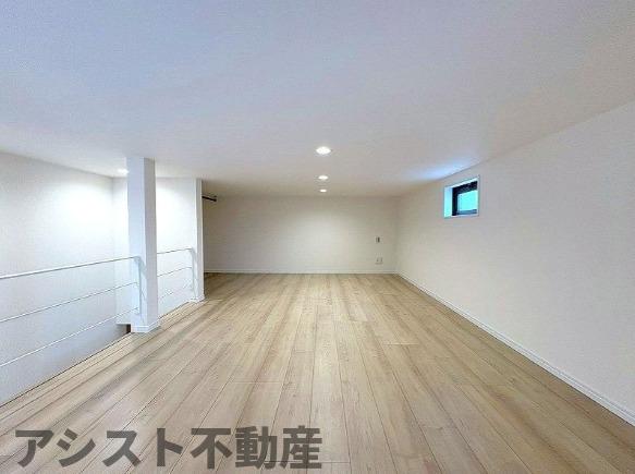 その他部屋・スペース　落ち着いた色調の寝室です