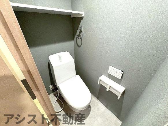 トイレ　落ち着いた色調のトイレです