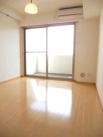 居室・リビング　★洋室７帖の明るいお部屋★