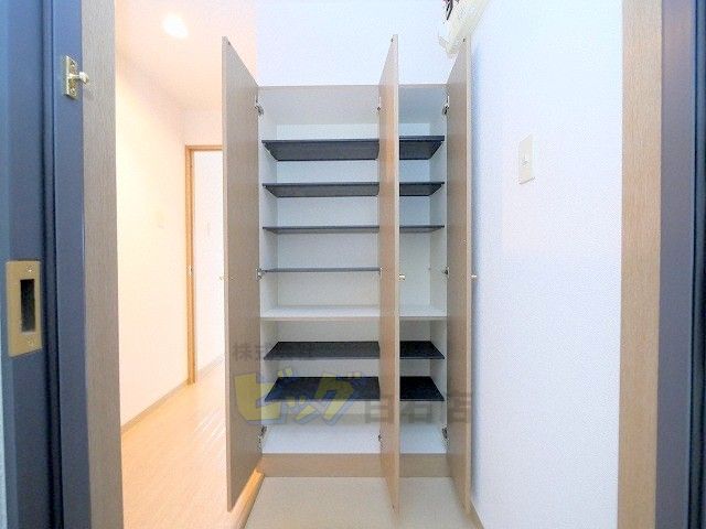 玄関　大容量のシューズBOX付きです♪