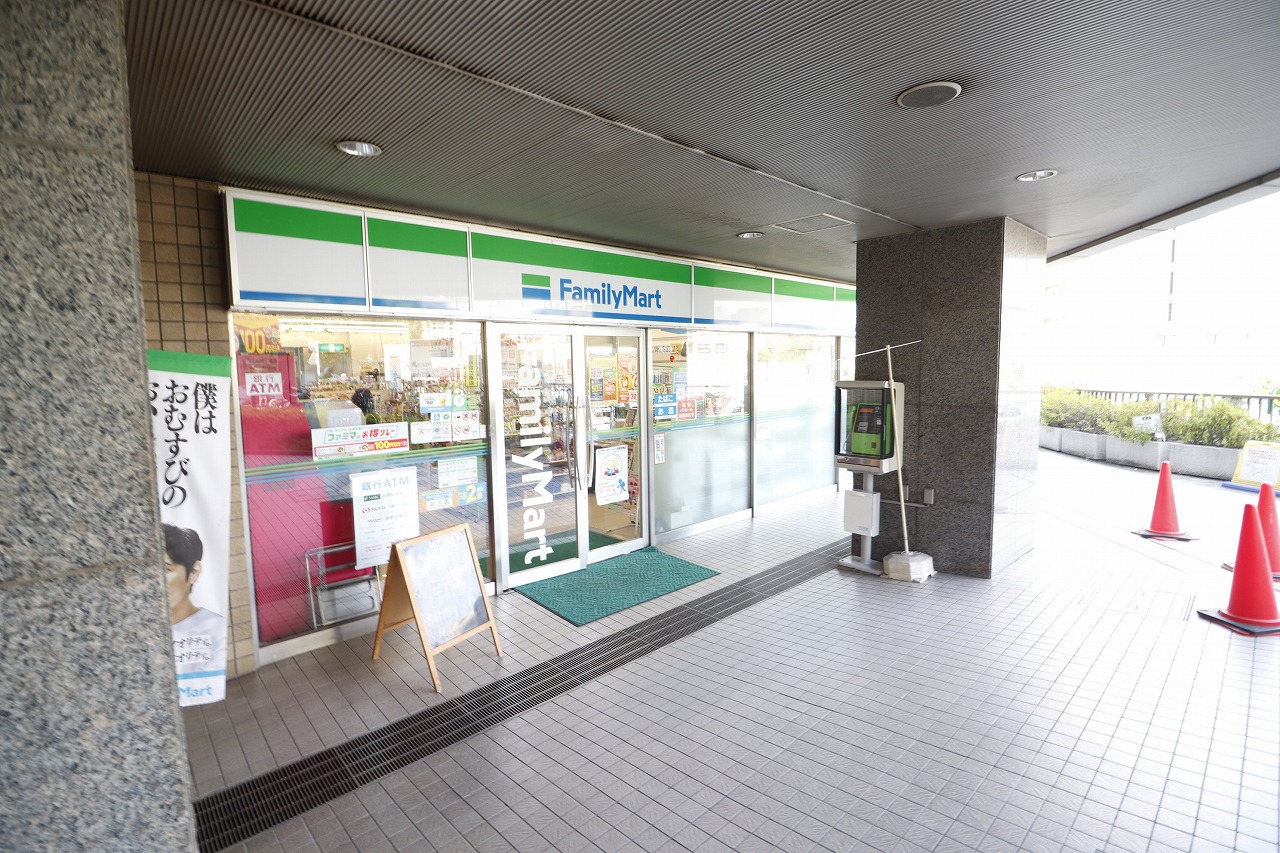 コンビニ　ファミリーマート（コンビニ）まで885m