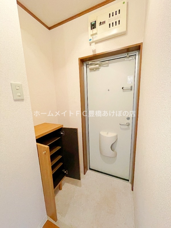 玄関　同型別部屋写真（反転）