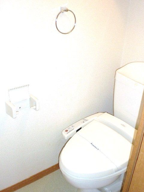 トイレ　温水洗浄便座ついてます！