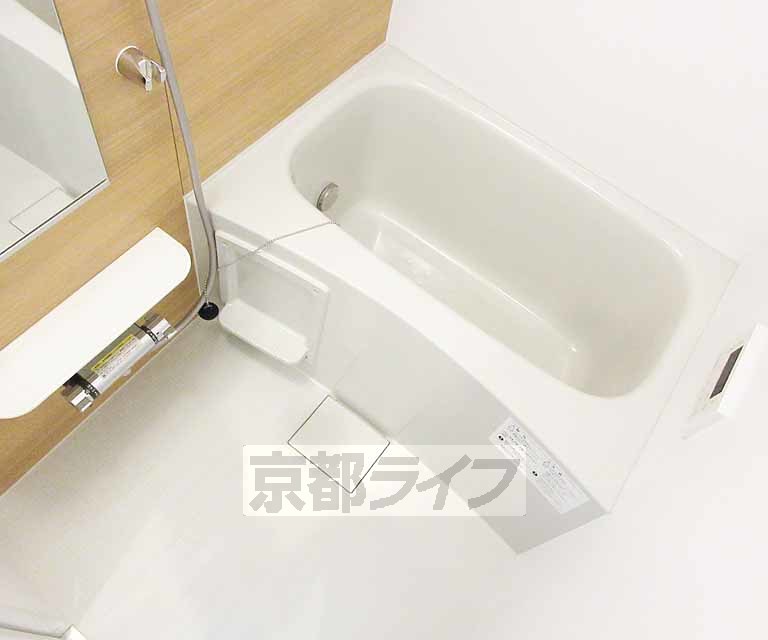 バス・シャワールーム　ゆったり快適に入浴できる広いバスルームです