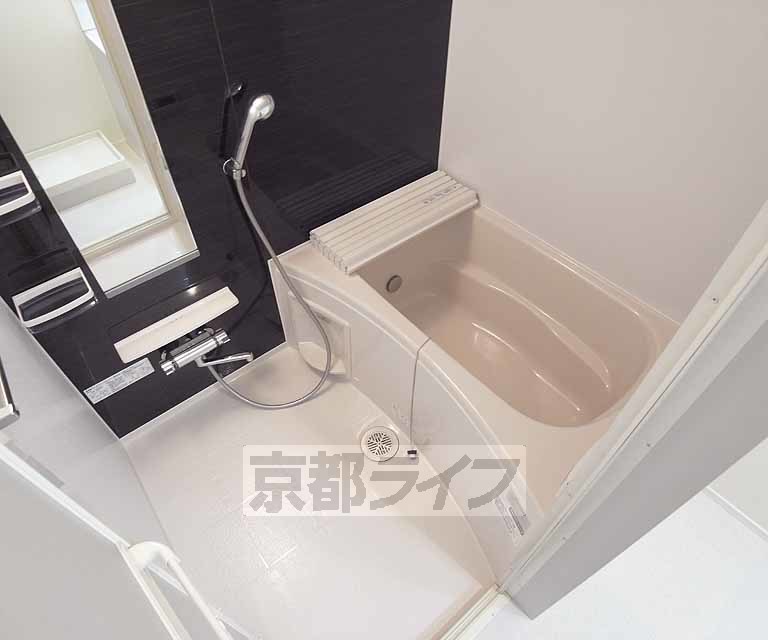 バス・シャワールーム　広めの浴槽が入っております