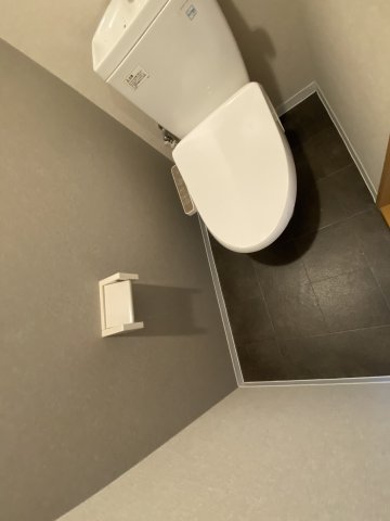 地下鉄御堂筋線 江坂駅 徒歩12分 6階建 築21年のトイレ写真
